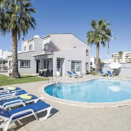 Esta Espacosa Villa Com Piscina