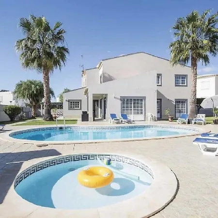 Esta Espacosa Villa Com Piscina 度假居 *