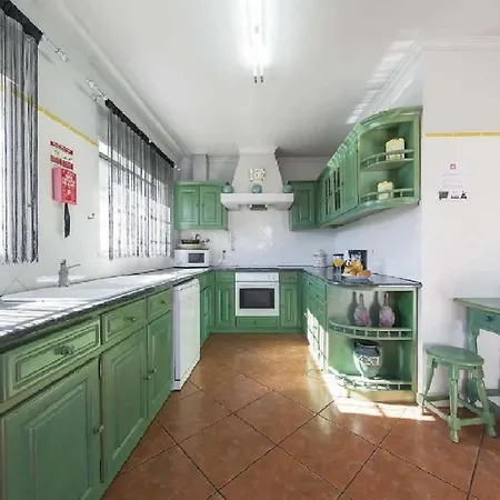 度假居 Esta Espacosa Villa Com Piscina 吉亚