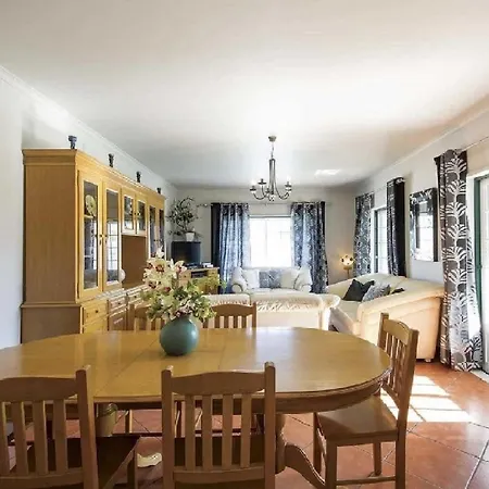 度假居 Esta Espacosa Villa Com Piscina *