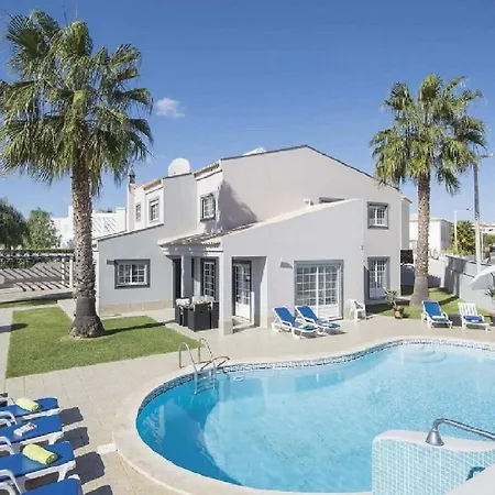 Esta Espacosa Villa Com Piscina