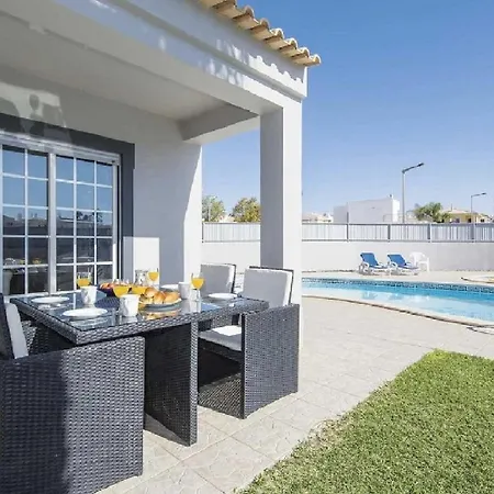 Esta Espacosa Villa Com Piscina *